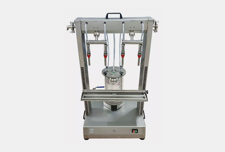 Vacuum liquid filling machine